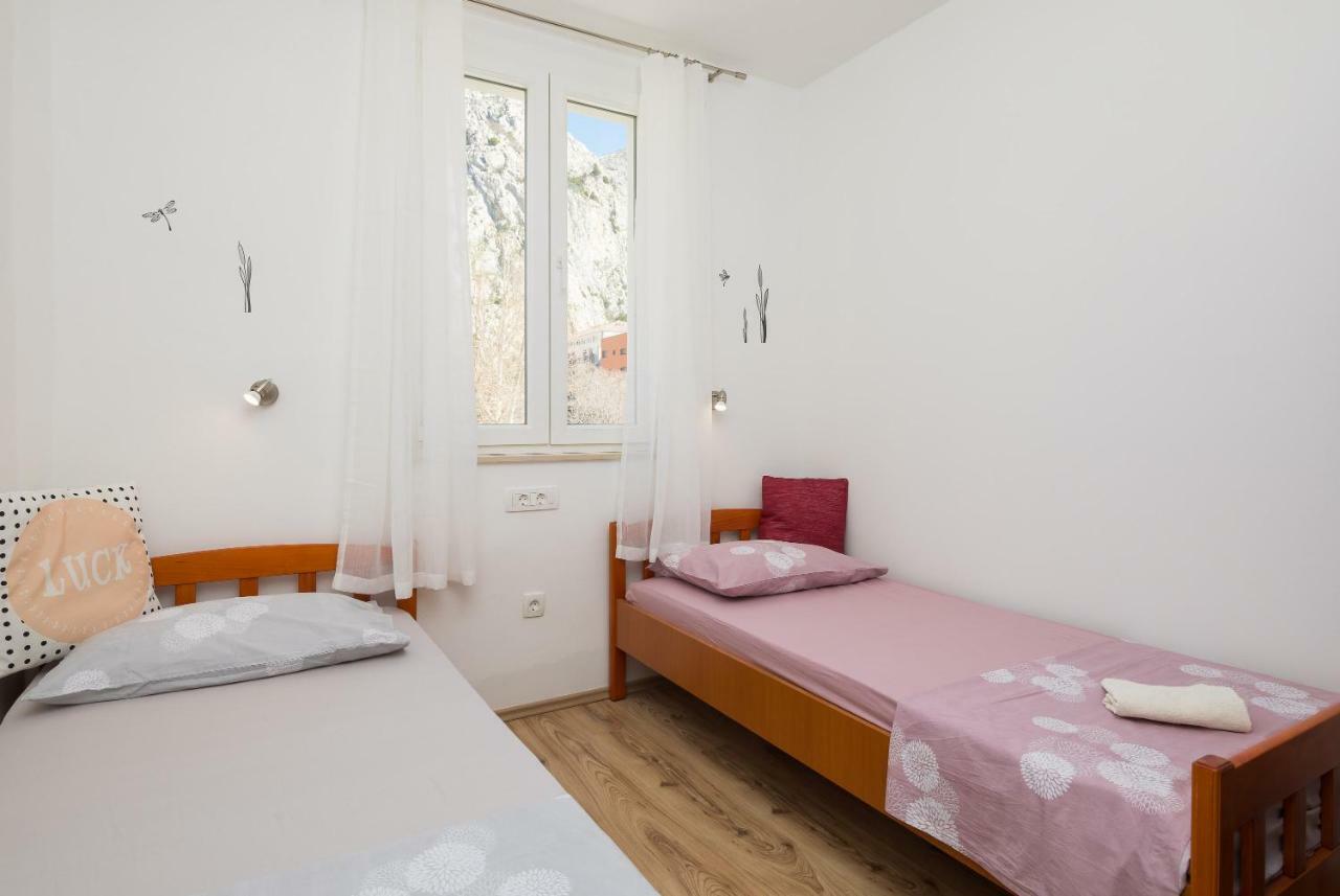 Sandy Beach Apartment Omis Exterior photo